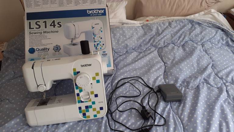 NEW AD, BROTHER SEWING MACHINE, BUTTON HOLE AND MANY STITCHES - SO MANY EXTRAS - SEE PICTURES