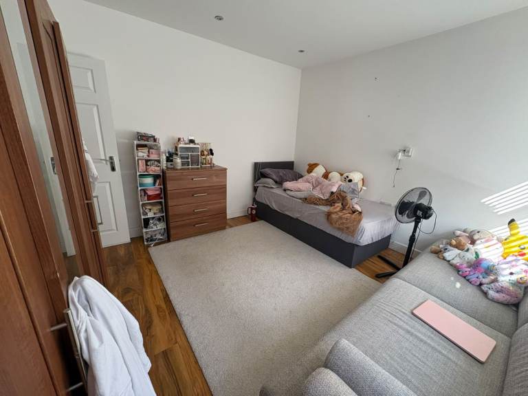 Kingsbury | Spacious Room | Women Only | Bills Included