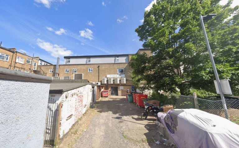 BENEFITS ACCEPTED - Studio Flat Available in Worcester Park Sutton KT4