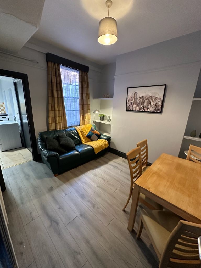 LARGE DOUBLE ROOMS TO RENT- STRANMILLIS