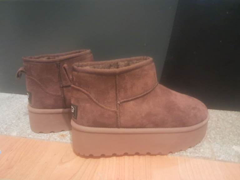 image for New woman boots that look like Uggs with a thick sole, size 38/5. 