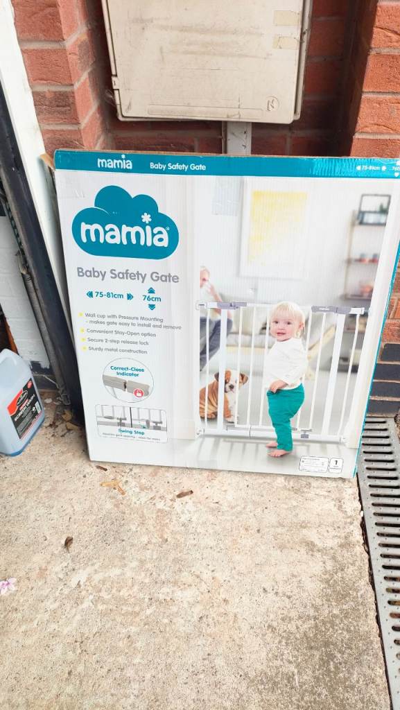 Large dog crate and and mats