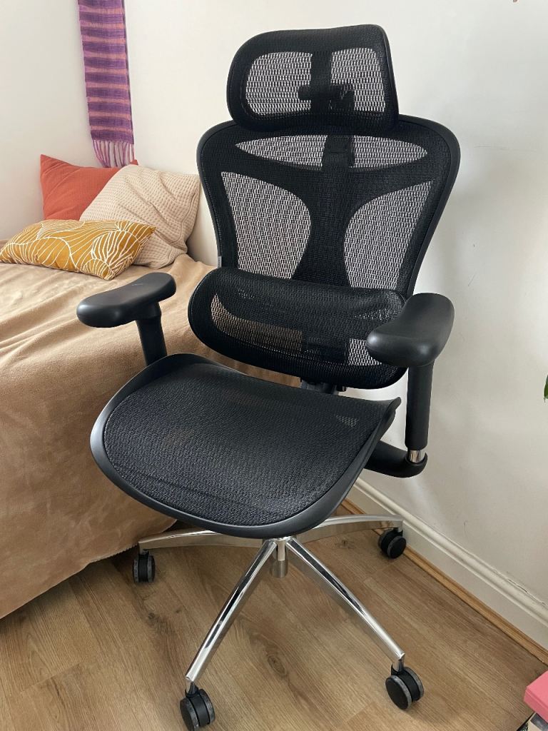 Ergonomic desk chair with lumbar support