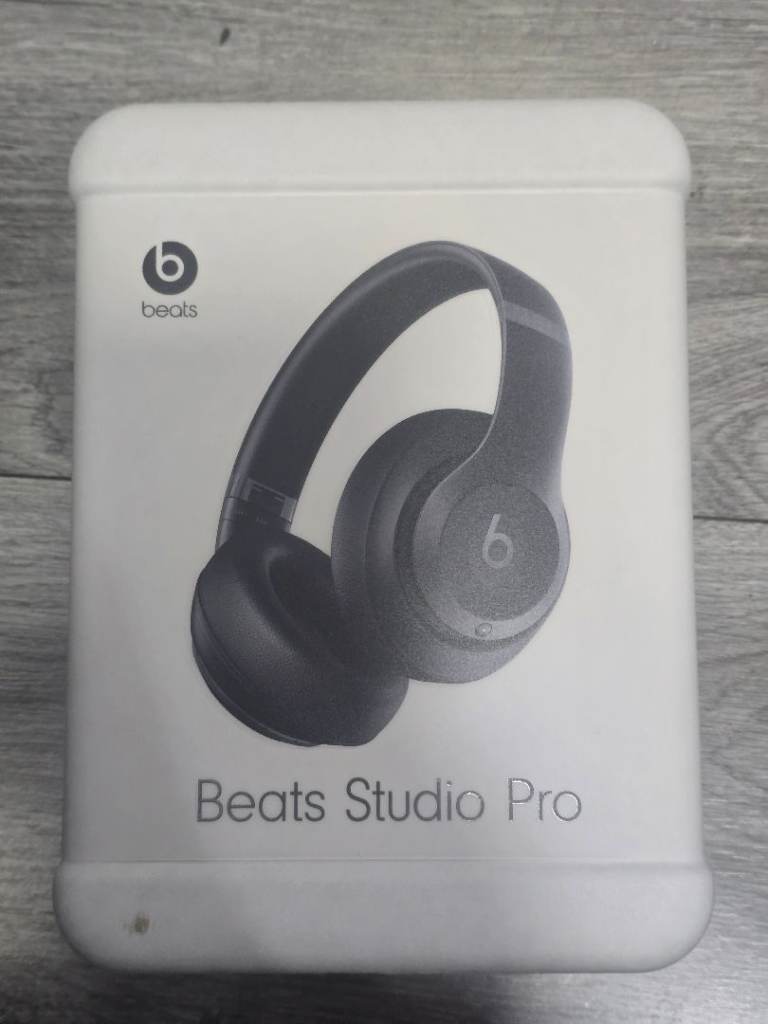 BEATS STUDIO PRO WIRELESS BLUETOOTH BLACK BRAND NEW SEALED WITH WARRANTY AND RECEIPT