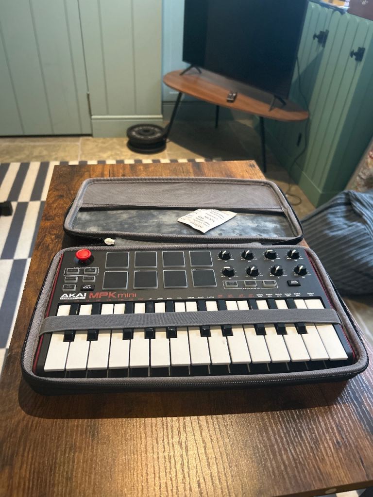 Akai MPK Mini MK3 with case
