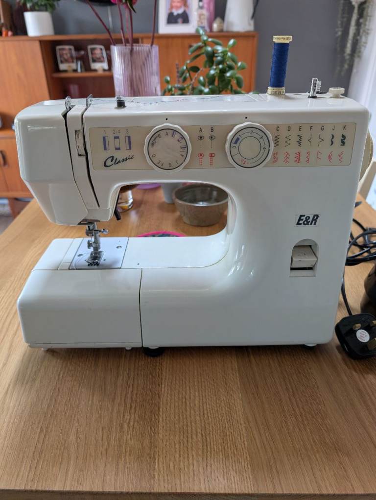 E&R Classic Sewing Machine 