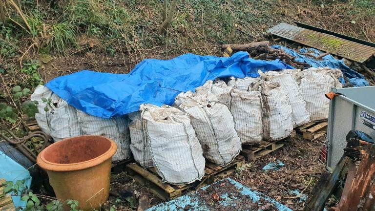 Hardwood seasoned/ dry logs in Barrow bag 