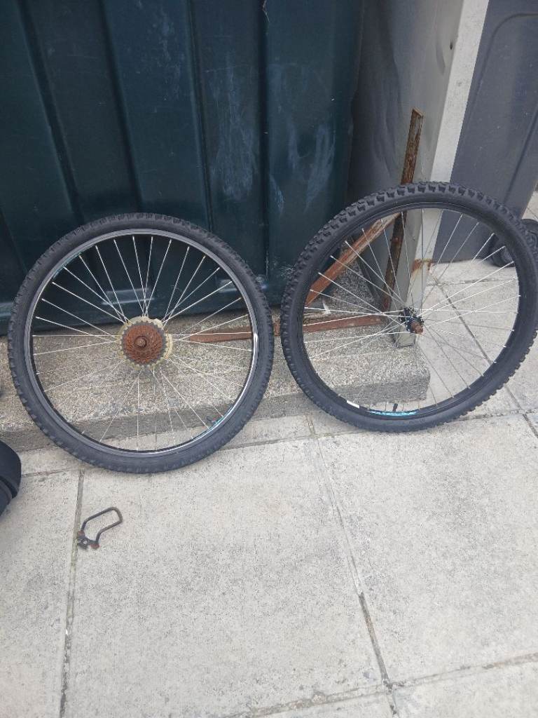 Two tires 6 gears in rear