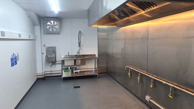 Clean dark kitchen, fully access 24/7 all year round, gas, electric floor drain, bills inclusive