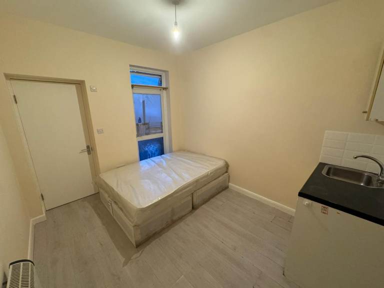 BENEFITS ACCEPTED - Studio Flat Available in  Plumstead Greenwich SE18