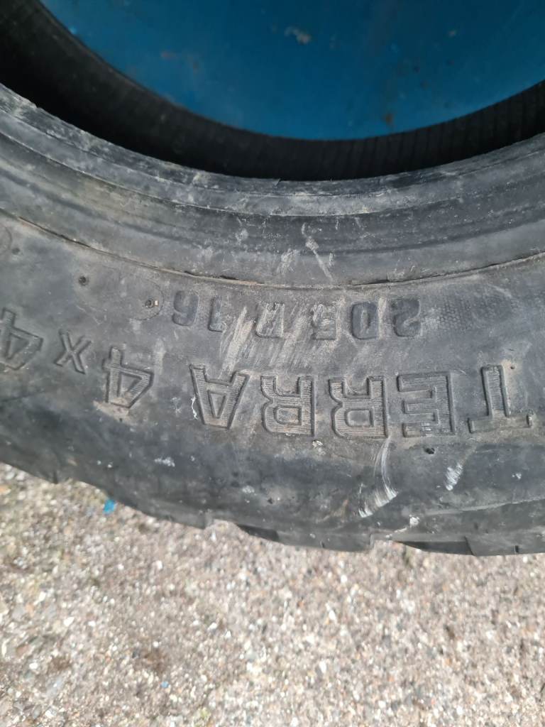 Pair of 4x4 tyres