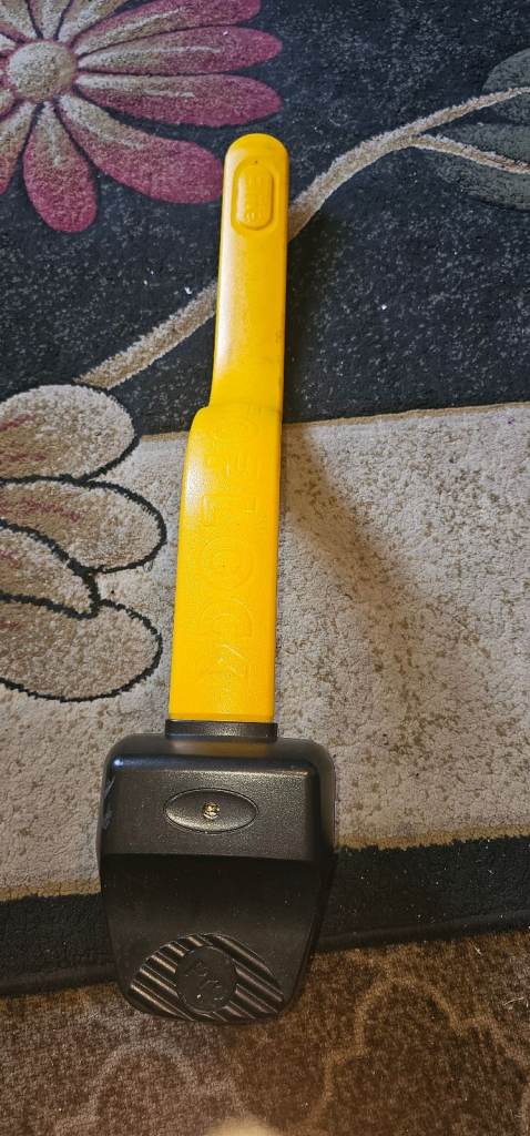 Steering wheel lock with 2 keys