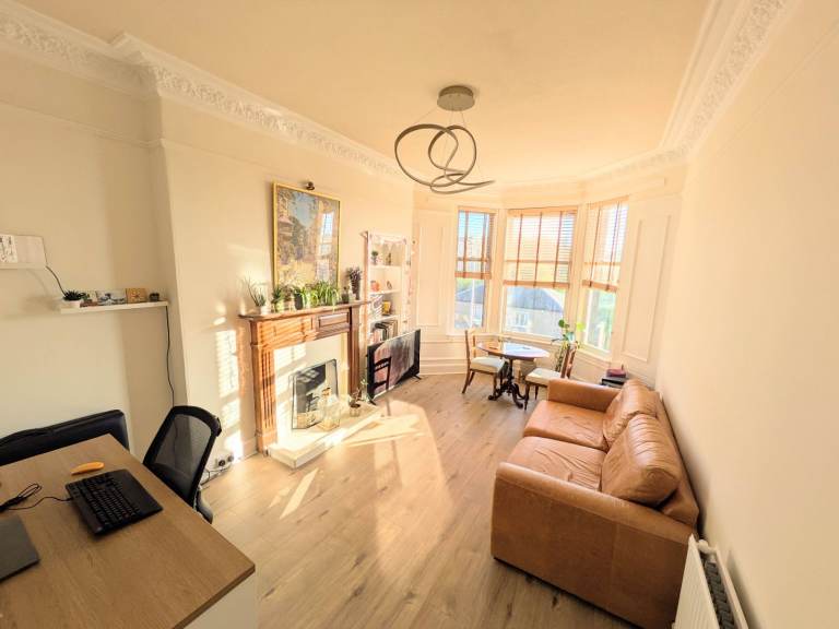 Attractive, 2 bedroom, 2nd floor flat on Lochend Road – available July