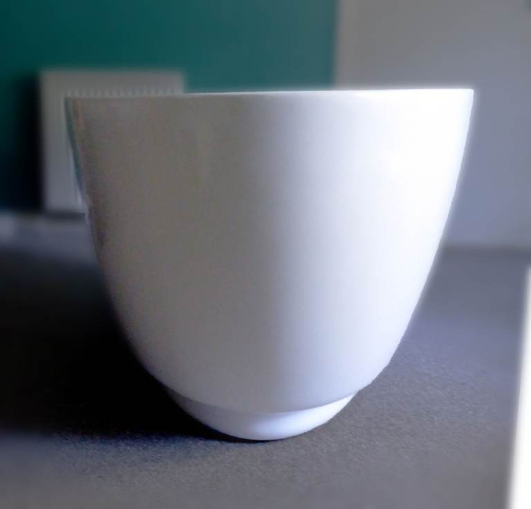 Large stand alone bath in white. 