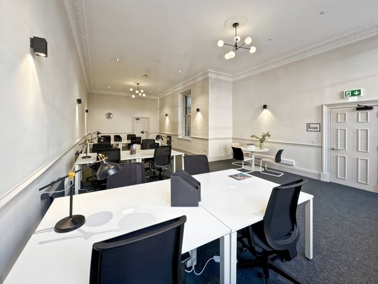 Edinburgh - EH1 3EG \ Office Space Designed for 3 Workstations