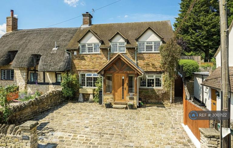 4 bedroom house in High Street, Long Crendon, Aylesbury, HP18 (4 bed) (#3007122)