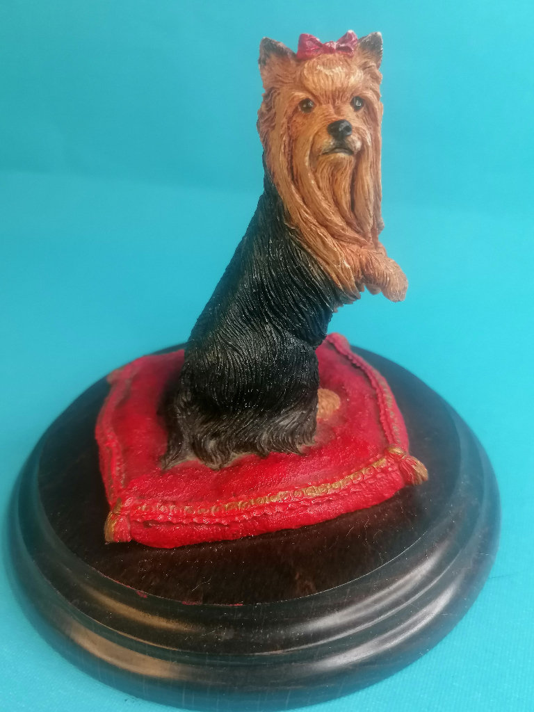 4,3inch. Vintage Country Artists Yorkshire Terrier crafted in  England