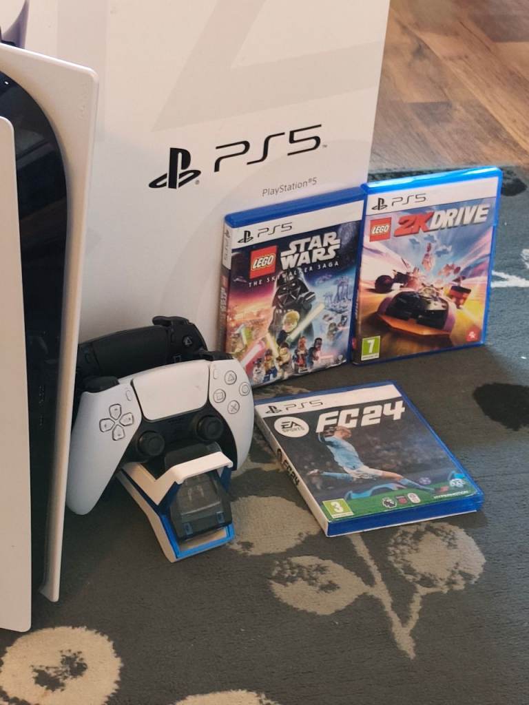 Playstation 5 used, Extra controller, FC24, Lego Star Wars, Lego 2K Drive, Controller Charging Dock