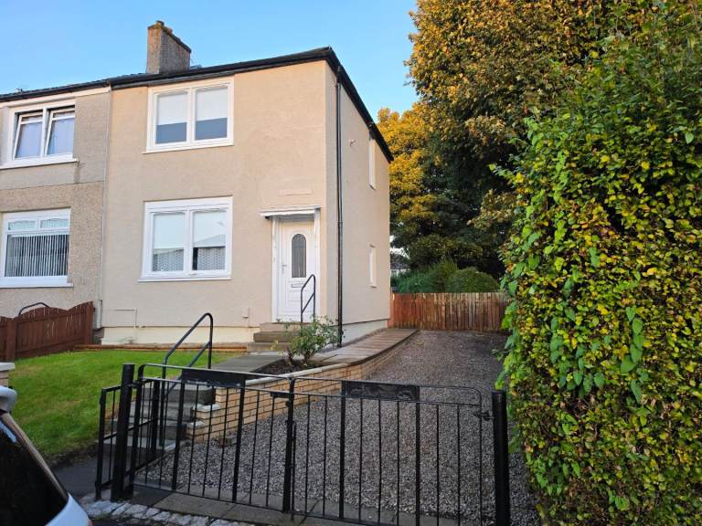 2 bed house to rent ,in quiet cul de sac in  Sandyhills , Glasgow 