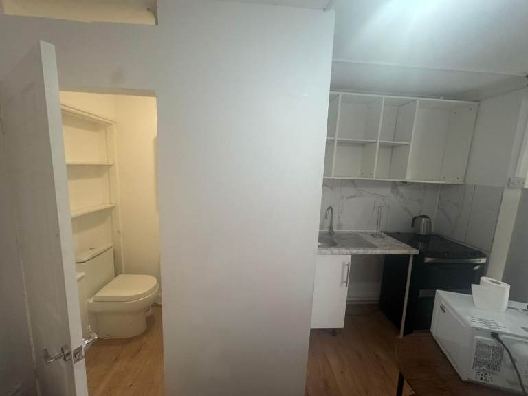 Studio flat in Dagenham, Essex, RM10