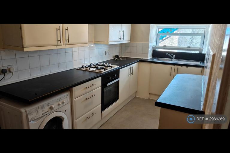 1 bedroom flat in Abergele Road, Colwyn Bay, LL29 (1 bed) (#2989289)