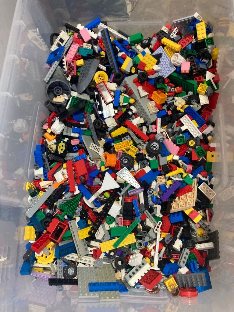 Large Tub of Mixed Lego Bricks and Baseplates – Good Condition
