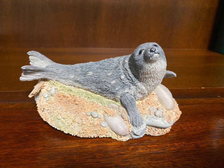 Country Artist Seal sculpture 