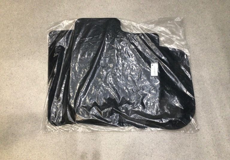 SKODA KAROQ GENUINE CARPET CAR MATS 4 pc Black. New.