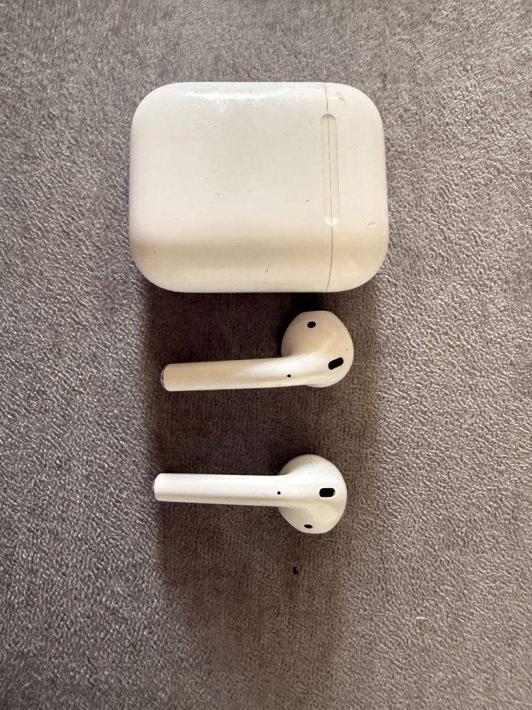 Apple AirPods Gen 2 with case