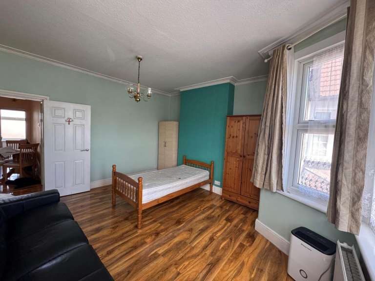 Discover the perfect room for rent in a house share on Ashgrove Road, IG3 9.