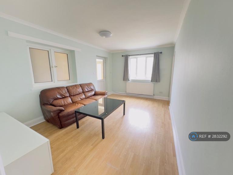 1 bedroom flat in Great West Road, Hounslow, TW5 (1 bed) (#2832292)