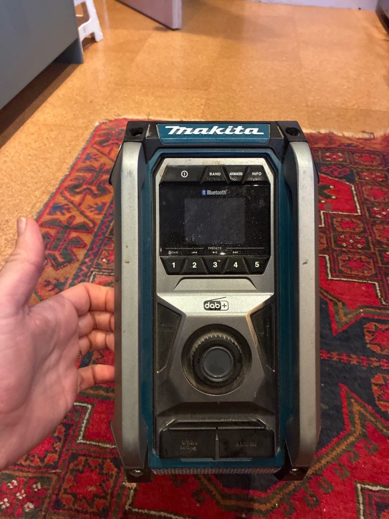 Makita MR007G DAB site radio plus charger.