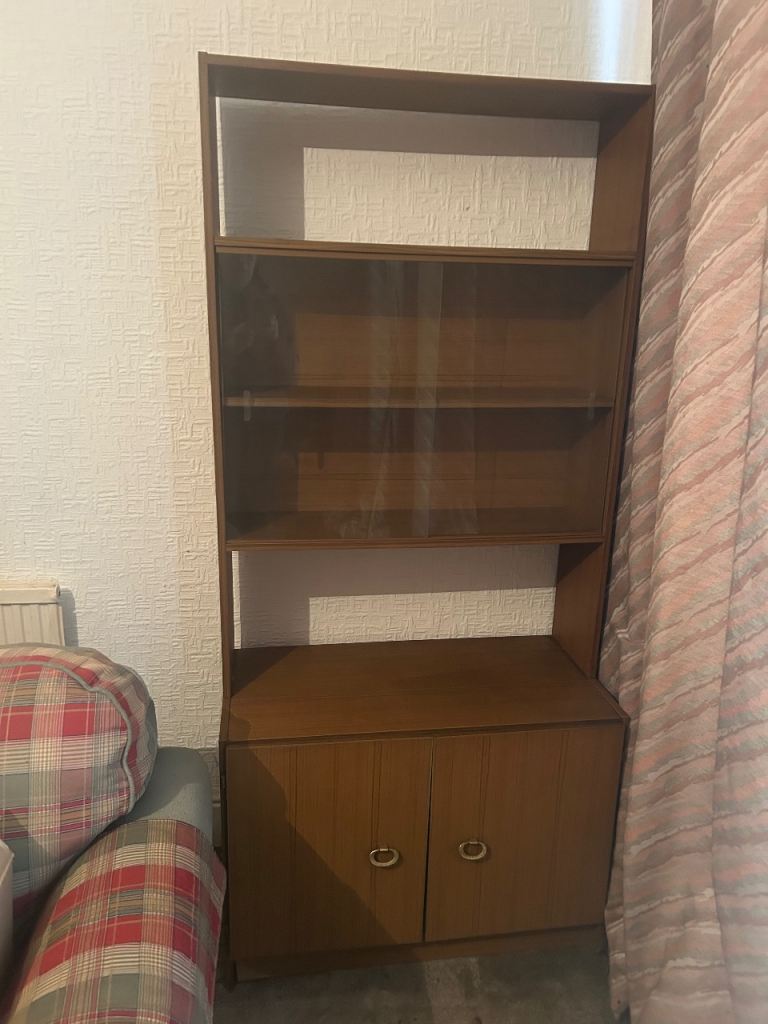 Unit with glass cabinet 