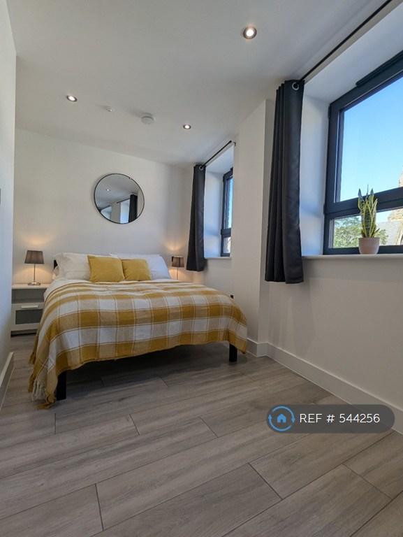 1 bedroom flat in Kings House, Wrexham, LL11 (1 bed) (#544256)