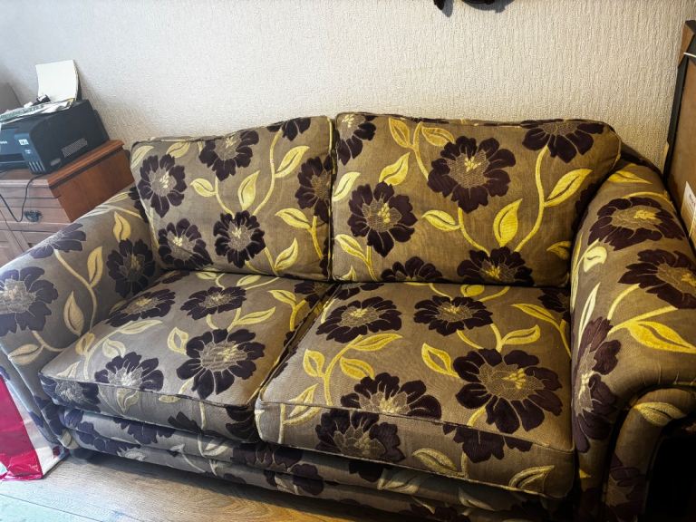 Stunning floral sofa suite  
