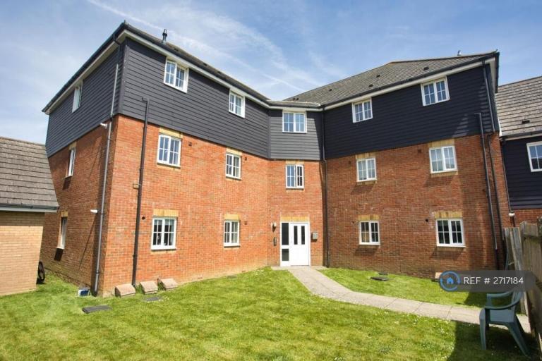 2 bedroom flat in Carter Close, Hawkinge, Folkestone, CT18 (2 bed) (#2717184)