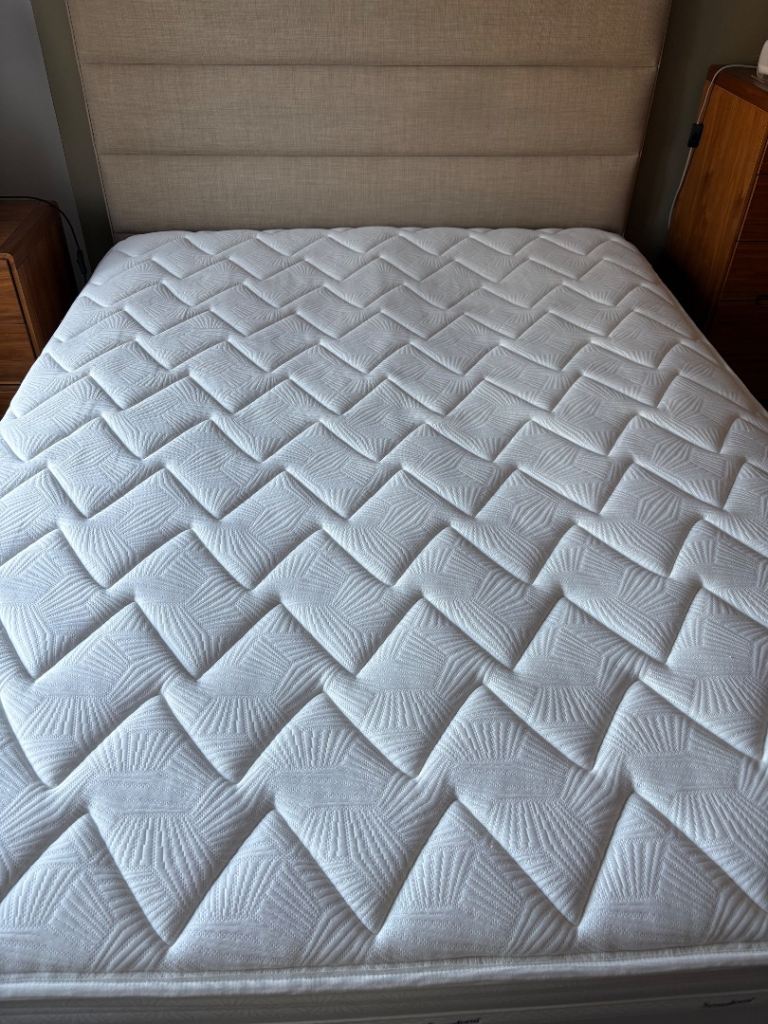 King size double bed with 4 drawers