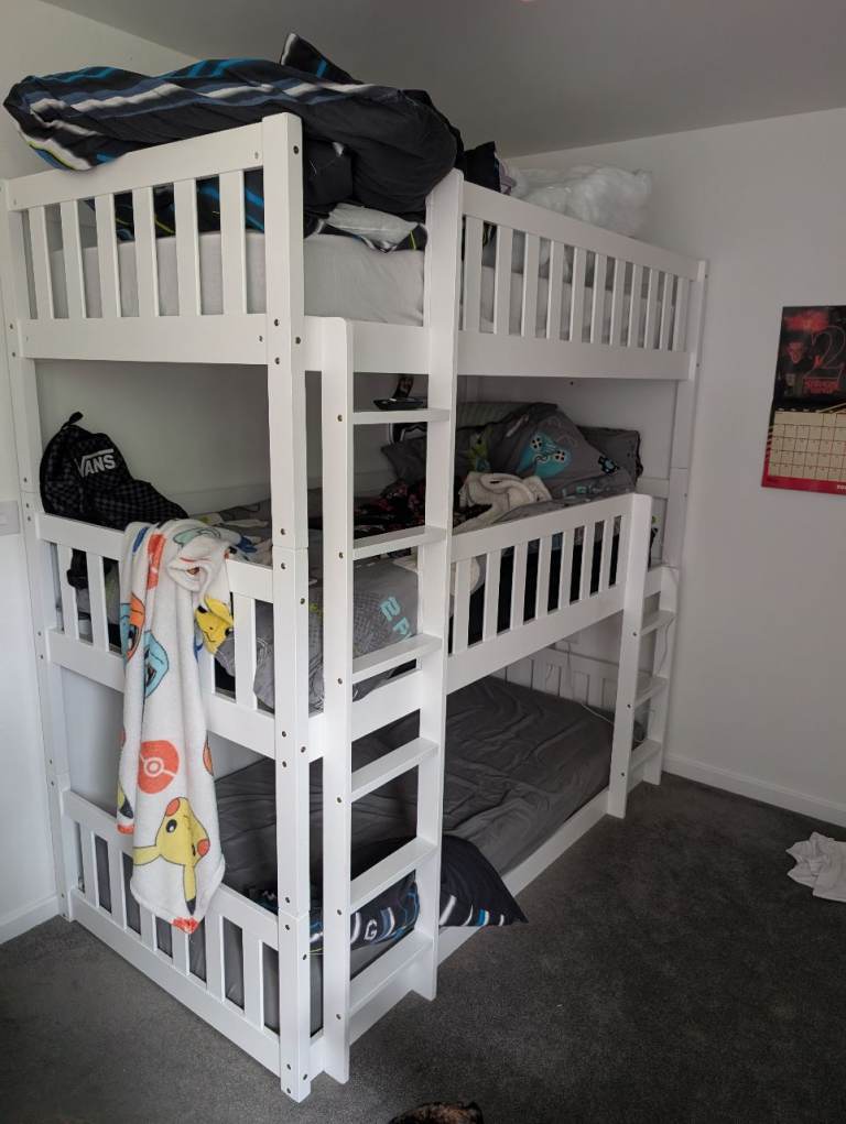 Triple bunk bed 