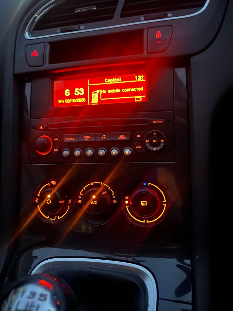 Peugeot 5008 radio/ digital display unit 