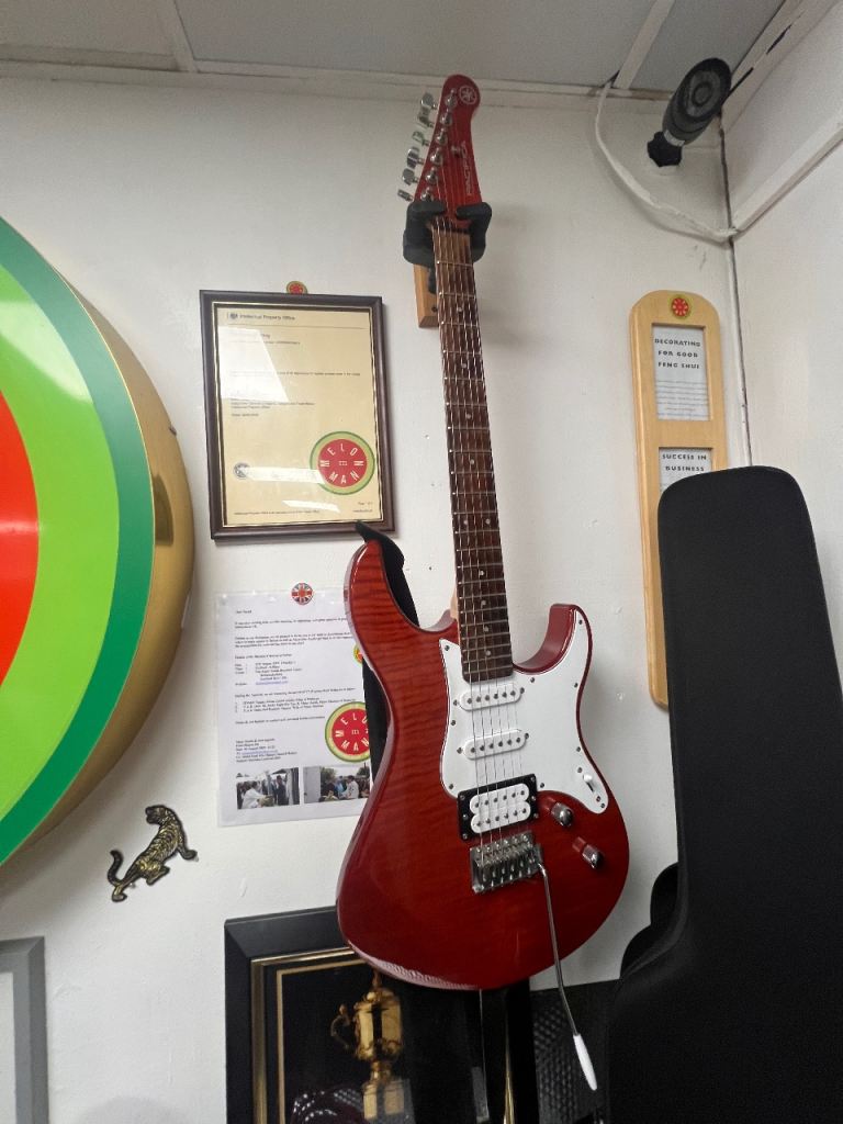 YAMAHA PACIFICA GUITAR