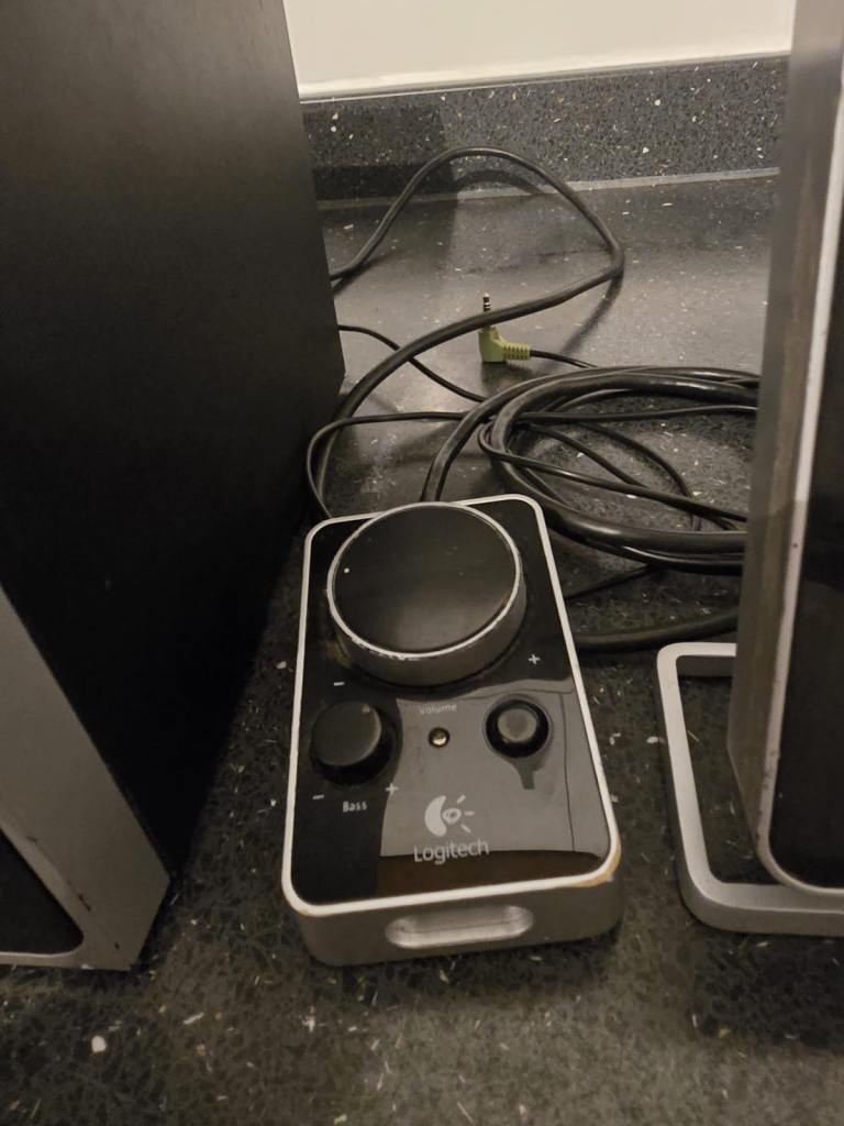 LOGITECH Z4 2.1 SPEAKER for PC COMPUTER with Subwoofer & Dual Satellite speakers