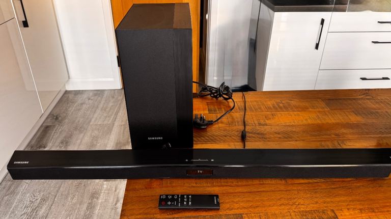 Samsung hwj450 wireless Soundbar and Subwoofer with Remote – Good Condition