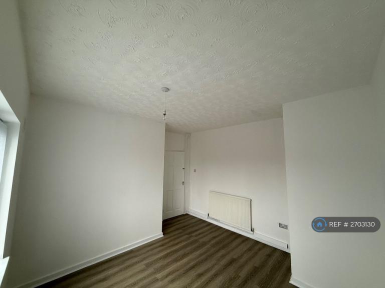 2 bedroom flat in Hanbridge Avenue, Newcastle-Under-Lyme, ST5 (2 bed) (#2703130)