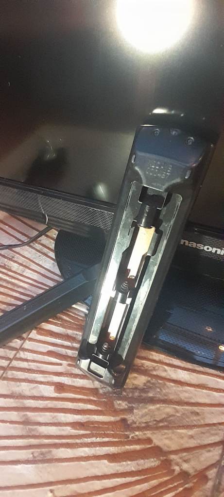 Panasonic Viera 26-inch HD LCD TV (TX-L26X20B) with Remote - Working Order