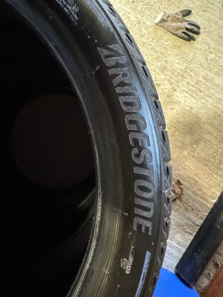 225x40x19 93W Bridgestone