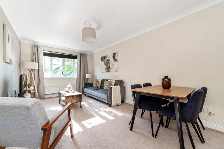 🏙️ SPACIOUS 2-BED W/ PARKING | LONG-TERM | COMPANY LETS WELCOME – BRIXTON SE24