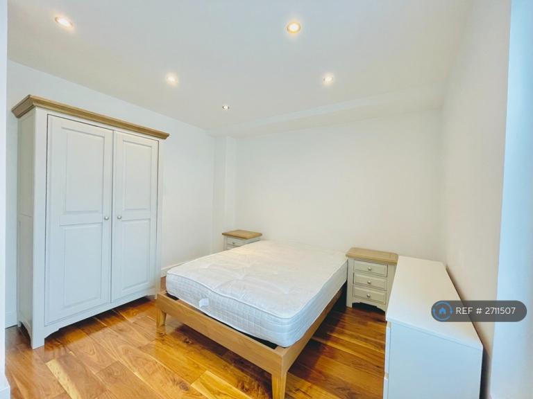 2 bedroom flat in Hoxton Street, London, N1 (2 bed) (#2711507)