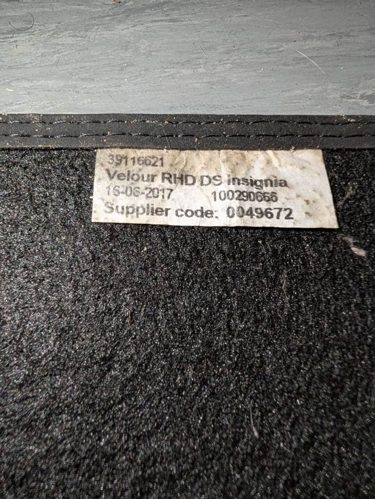 GENUINE VAUXHALL INSIGNIA ESTATE  SET 4 FRONT REAR   BLACK CARPET FLOOR MATS