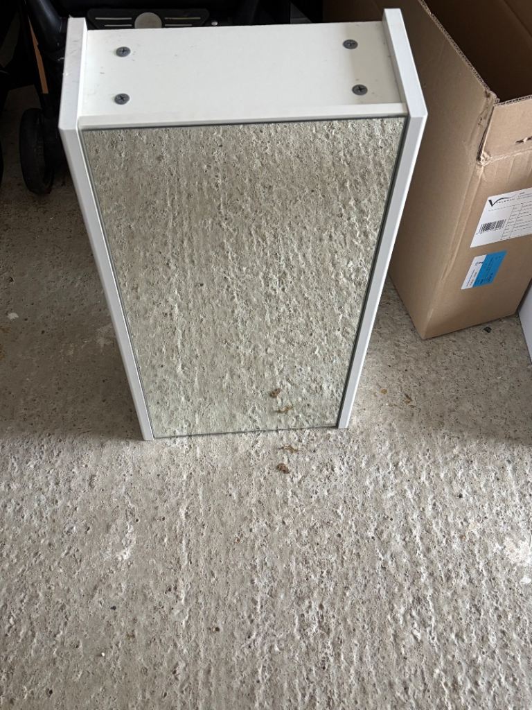 Single mirrored bathroom cabinet