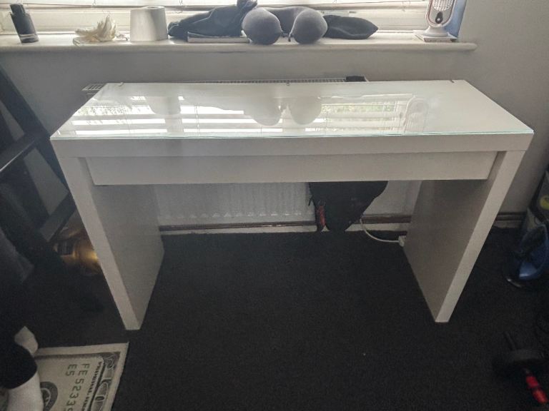Beauty table or nail salon table 